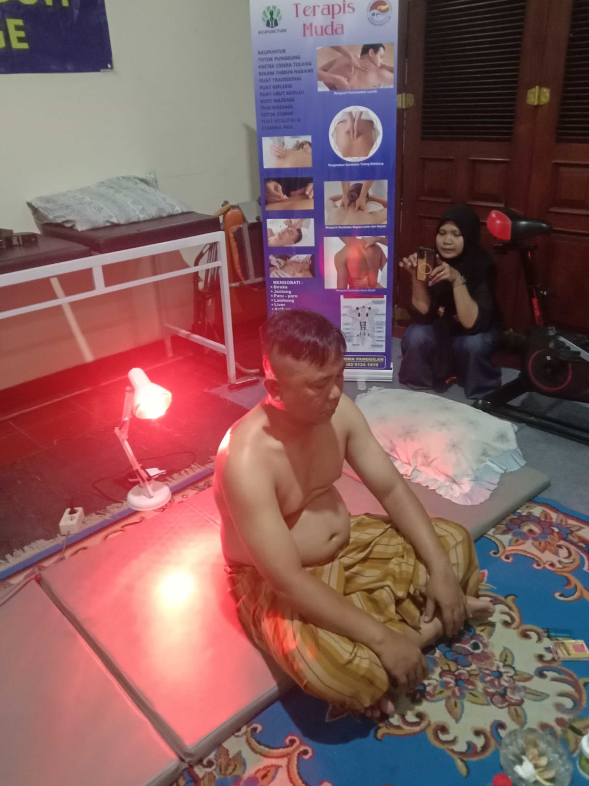 Pasien melakukan latihan